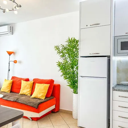 Orange 735 Apartment